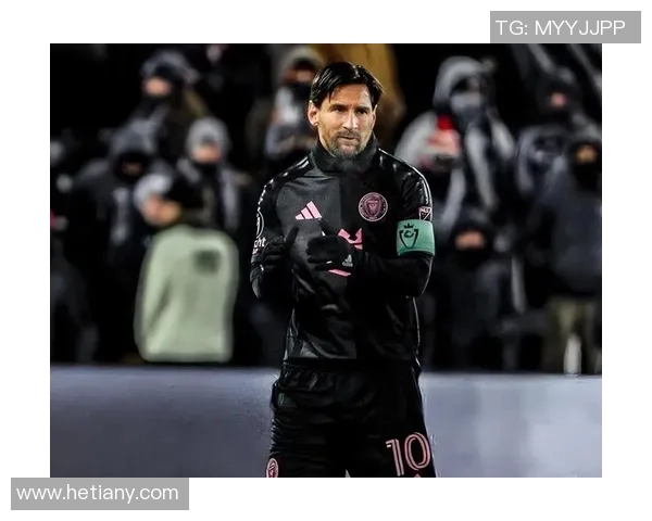 足球巨星欢庆时刻激情开香槟展现冠军风采尽显辉煌荣耀